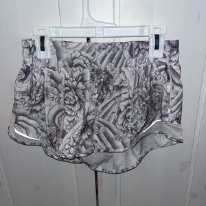 Lululemon 2.5inch hotty hot shorts